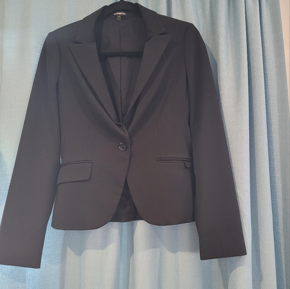 Express skirt suit